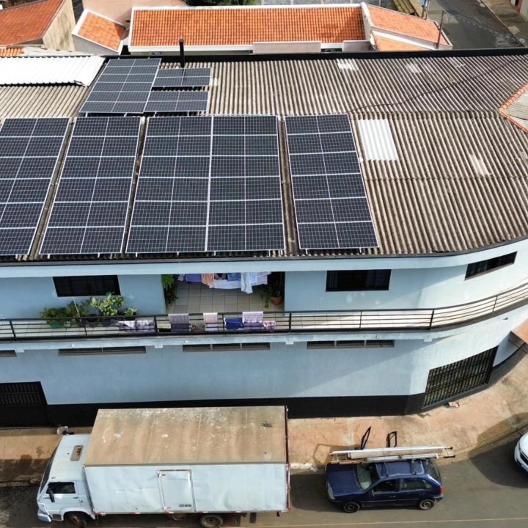 Painéis solares cobrindo cobertura curva de galpão industrial